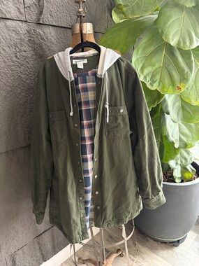 Duluth Trading Co Olive Green Canvas Jacket with Gray Hood and Plaid Lining